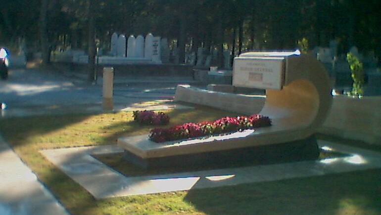 Ord.Prof.Dr. Ekrem AKURGAL Anıt Mezarı anıt